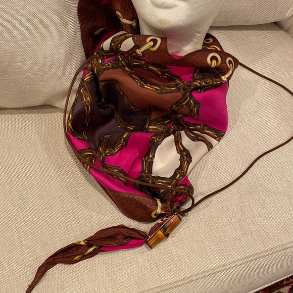 GUCCI SILK BANDANNA SCARF 🧣 MADE IN ITALY TRIANGULAR WITH HORSBIT BUCKLE - Picture 15 of 16